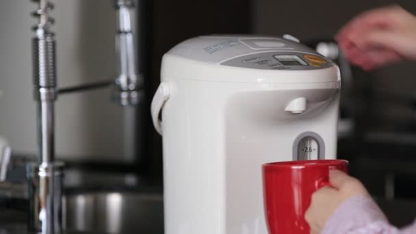 Zakenvrouw warm water knop te duwen op elektrische thermo pot voor het drinken van koffie — Stockvideo