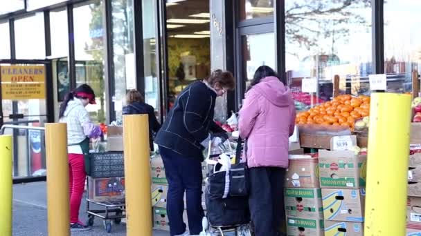 People buying fruits at Chinese Supermarket in Burnaby BC Canada. — Stock Video