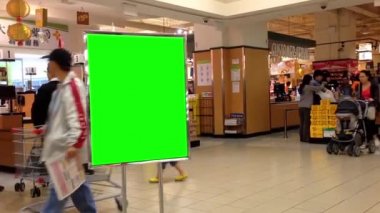 Reklamınızın Burnaby Bc Kanada süpermarkette T ve T önünde yeşil billboard.