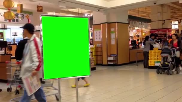 Anuncio publicitario verde para su anuncio en frente de T & T supermarket in Burnaby BC Canada . — Vídeo de stock