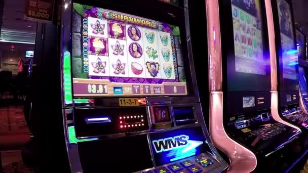 Närbild människor som spelar spelautomat inne Hard Rock Casino i Coquitlam BC Kanada. — Stockvideo