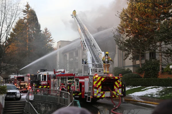 Equipes de bombeiros batalhando fogo complexo apartamento — Fotografia de Stock