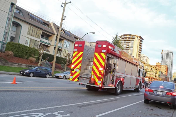 Um carro de bombeiros parou numa rua. . — Fotografia de Stock