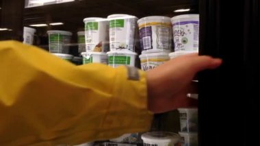 Kadın yoğurt bakkal süt ve dondurulmuş bölüm seçme.