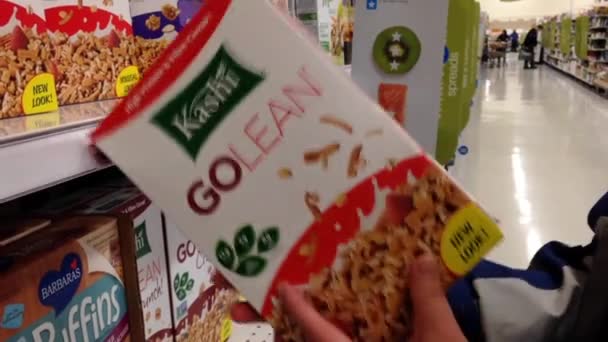 Mann kontrolliert Getreidezutat in Supermarkt — Stockvideo