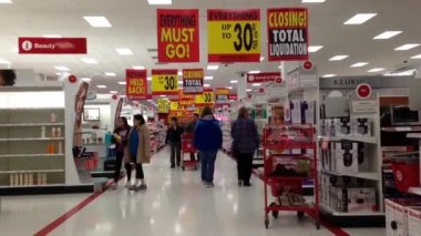 Coquitlam Bc Kanada satış kapanış için insanlar hedef içinde alışveriş depolamak.