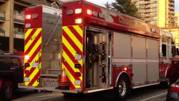 Un camión de bomberos rojo se detuvo en la carretera en Coquitlam BC Canadá . — Vídeo de stock