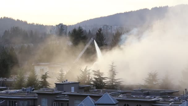 Tripulación de bomberos luchando contra incendio complejo de apartamentos — Vídeos de Stock