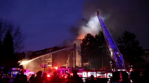 Hasič posádky bojovat apartmánový komplex oheň — Stock video