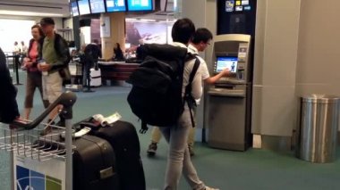 Yvr Vancouver Bc Kanada havaalanında içinde para çekilmesi için insanlar hat.