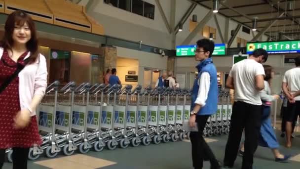 Passagerare med bagage yvr airport i vancouver bc Kanada. — Stockvideo