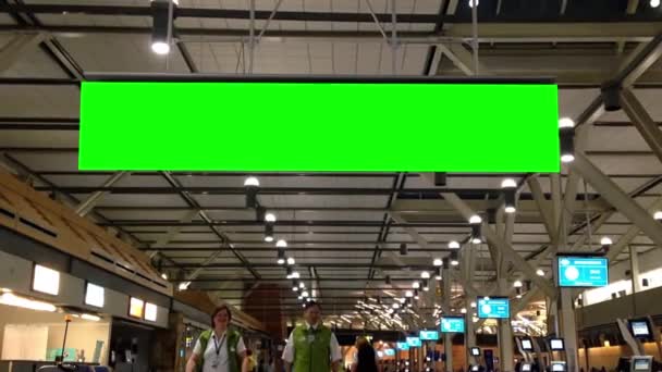 Outdoor verde para conteúdo personalizado com luma matte dentro do aeroporto YVR — Vídeo de Stock