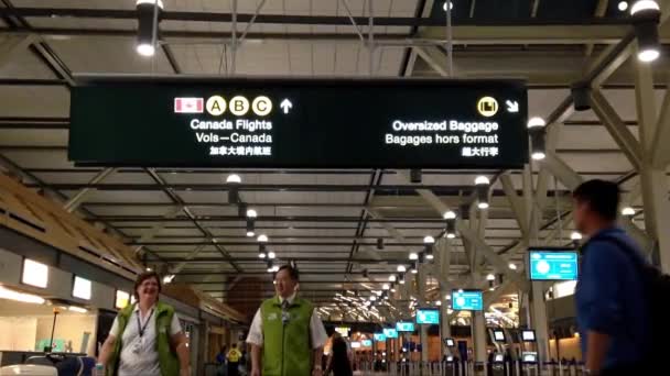 Passagiers met bagage binnen yvr luchthaven in vancouver bc canada. — Stockvideo