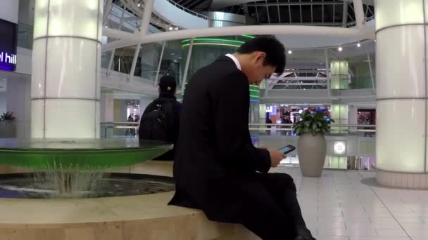 Close up man reading mail at rest area beside fountain with wide angle shot — Stock Video