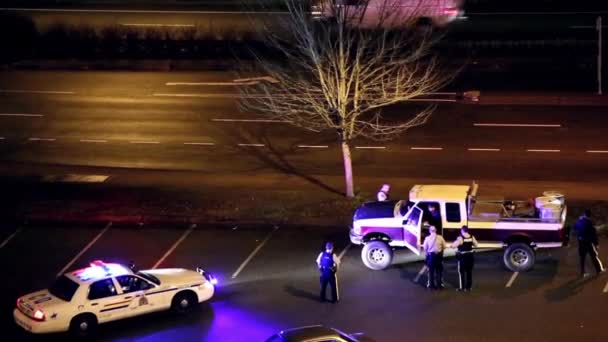 Hombre conduciendo coche arrestado por la policía en la noche en Coquitlam BC Canadá . — Vídeo de stock