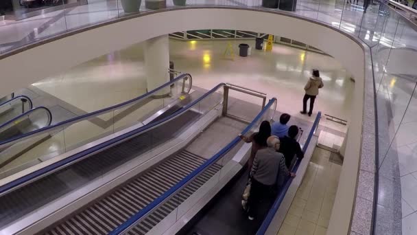 Escaleras mecánicas ocupadas en el centro comercial Metropolis en Burnaby BC Canada — Vídeos de Stock