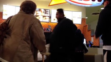 A ve W fast food restoranında yemek bölümünde bir tarafı