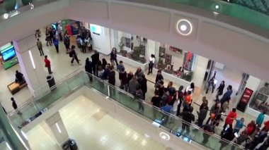 İnsanlar vurdu geniş açı fotoğraf makinesi ile ünlü fotoğraf bekliyorum için sıraya girin