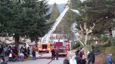 İtfaiye ekipleri yangını karmaşık savaş