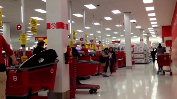 Un lado del mostrador de salida dentro de la tienda Target — Vídeos de Stock