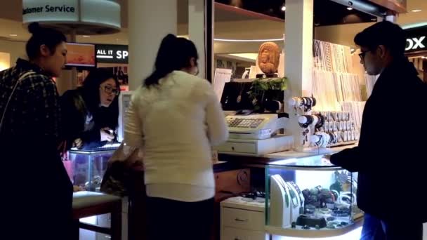 Gente comprando adornos como regalos dentro del centro comercial . — Vídeo de stock