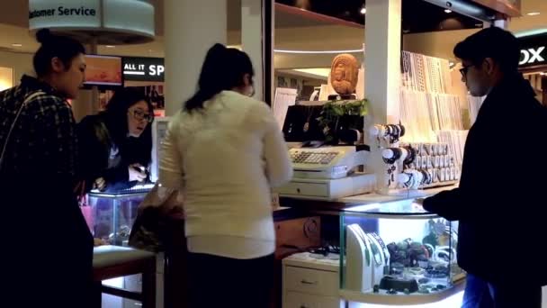 Pessoas comprando ornamentos como presentes dentro do shopping . — Vídeo de Stock