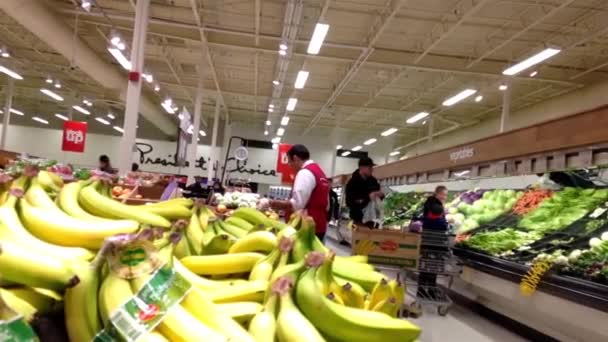 Arbeiter stellt Waren zum Verkauf im Lebensmittelgeschäft in der Warenabteilung aus. — Stockvideo