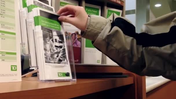 Mujer tomando introducción de cuenta bancaria en TD Bank . — Vídeo de stock