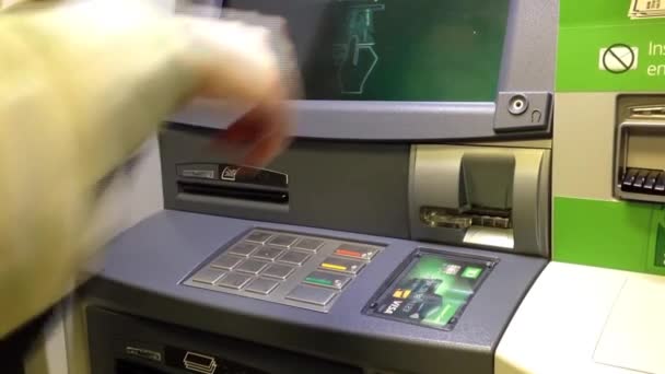 Détail de la main d'une femme insérant une carte bancaire à un guichet automatique de la Banque TD . — Video