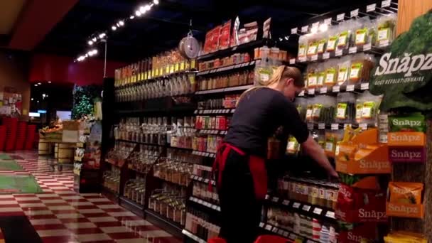 Εργαζόμενος παρουσιάζουν εμπορευμάτων προς πώληση σε σούπερ μάρκετ — Αρχείο Βίντεο