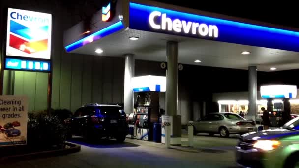Één kant van Chervon gas station bij nacht — Stockvideo