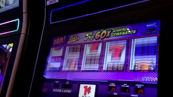 Zblízka lidé hrají hrací automat uvnitř Hard Rock Casino v Coquitlam BC Kanada — Stock video