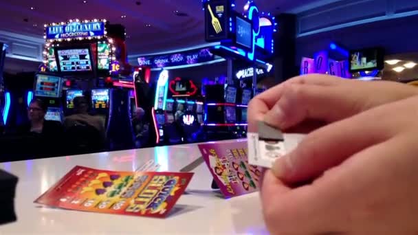 Un lado de la mujer jugando pull tap juego dentro de Hard Rock Casino en Coquitlam BC Canadá — Vídeos de Stock