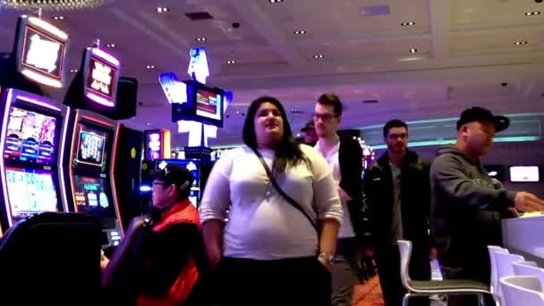 Un lado de la gente jugando a la máquina tragaperras dentro de Hard Rock Casino en Coquitlam BC Canada — Vídeo de stock