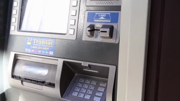 Detalj av en kvinnas hand att infoga ett bankkort i en bankomat. — Stockvideo