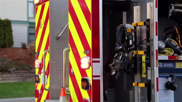Camión de bomberos detenido en carretera — Vídeo de stock