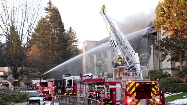 Brandweerman bemanningen vechten appartement complex brand — Stockvideo