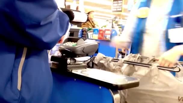 Ena sidan av kolla counter inne Walmart butiken — Stockvideo