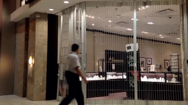 Jewelry store closing down at night inside Coquitlam center mall. — Stock Video