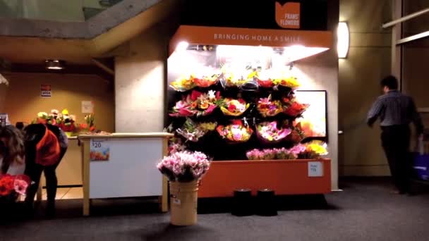 Mujer de negocios en su propia floristería preparar la puerta de cierre por la noche — Vídeos de Stock