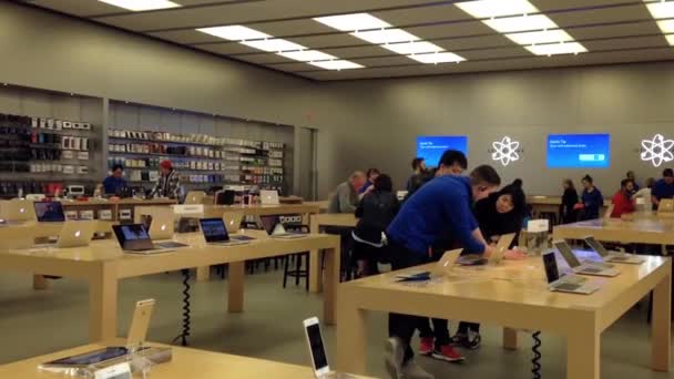 Movimiento de las personas que compran un nuevo iphone dentro de la tienda Apple — Vídeo de stock