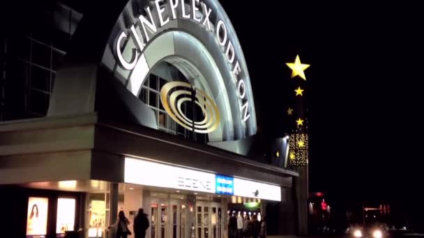 Vista nocturna del cine odeon teatro en Pitt Meadows — Vídeo de stock