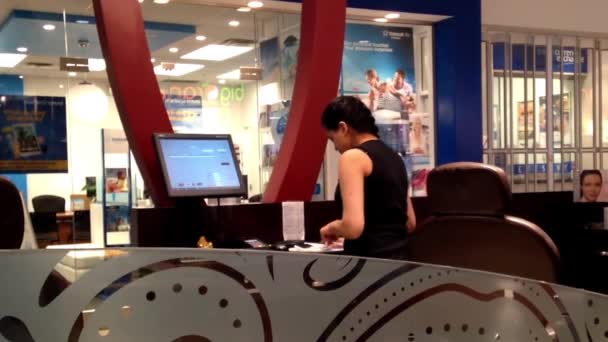 Žena počítá peníze pro denní náklady uvnitř nákupního centra pro malý obchod s kosmetikou. — Stock video