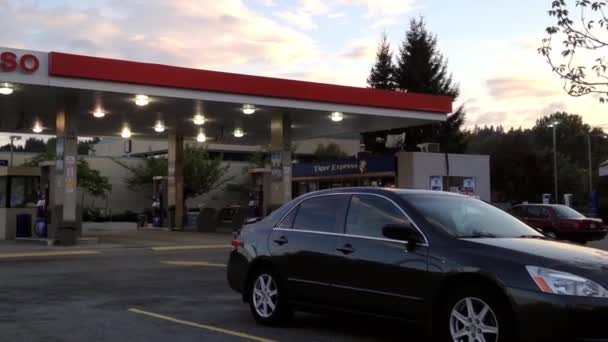 Одна из сторон бензозаправочной станции Esso в канадском городе Коэлам . — стоковое видео