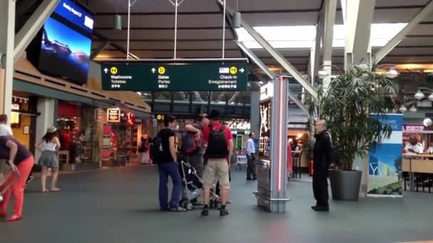 Passagiers met bagage binnen yvr luchthaven in vancouver bc canada. — Stockvideo