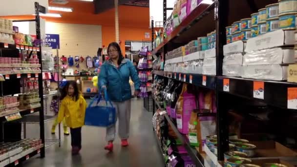 Family shopping at pet store — Stock Video