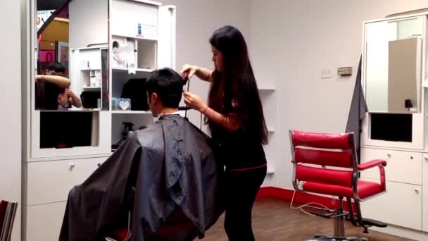 Hombres que tienen un corte de pelo en una peluquería — Vídeos de Stock