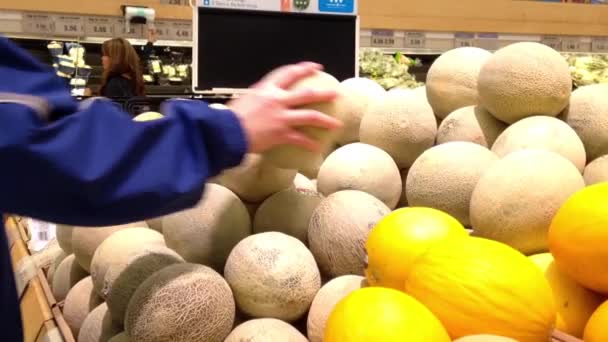Man välja cantaloupemelon i mataffären producera Institutionen. — Stockvideo