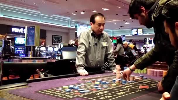 Ludzie grających w ruletkę w Hard Rock Casino w Coquitlam BC Kanada — Wideo stockowe