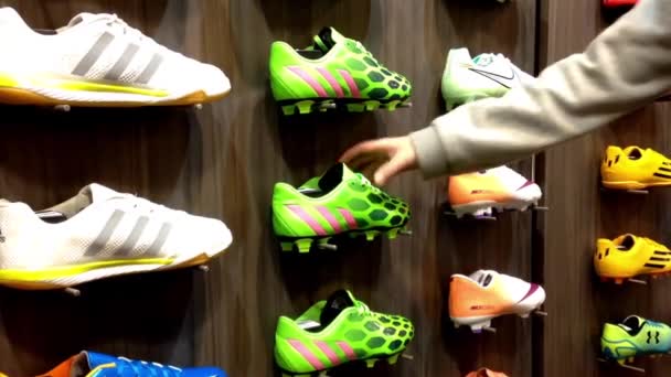 Kobieta, wybierając jeden z ekspozycja sportowe buty — Wideo stockowe